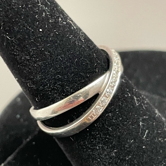 Elegant Silver Cubic Zirconia Crossover Ring Size 9 - Picture 3 of 5